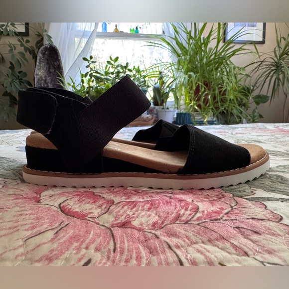 Sketchers Memory Foam Sandals - Picture 1 of 7